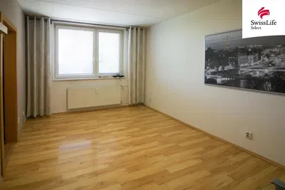 Wohnzimmer; holzboden, tageslicht, moderner stil, hohe decken