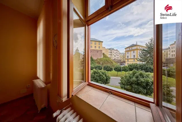 Salon; podłoga drewniana, światło dzienne, styl nowoczesny