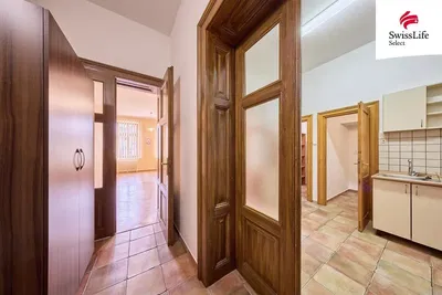 Kuhinja; kućanski aparati, drveni pod, prirodna svjetlost, moderan stil