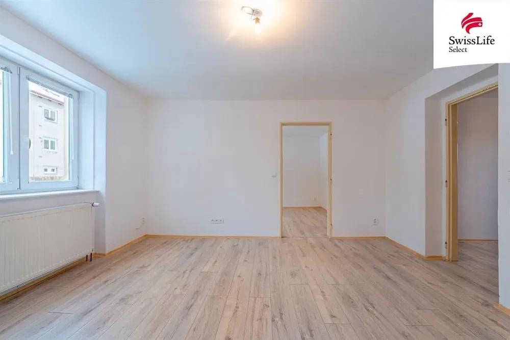 Obývací pokoj; dřevěná podlaha, přirozené světlo, moderní styl