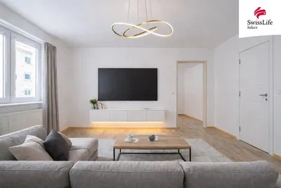 Kuchyně; kuchyňské spotřebiče, dřevěná podlaha, přirozené světlo, moderní styl