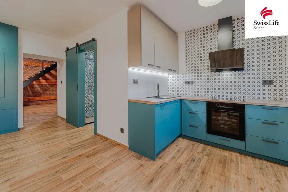 Obývací pokoj; dřevěná podlaha, přirozené světlo, moderní styl