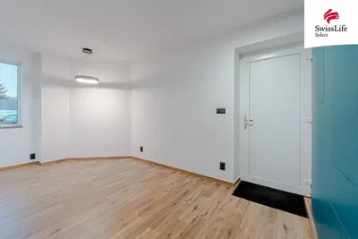 Obývací pokoj; dřevěná podlaha, přirozené světlo, moderní styl