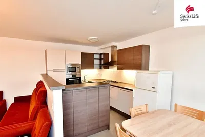 Obývací pokoj; dřevěná podlaha, přirozené světlo, moderní styl, vysoké stropy