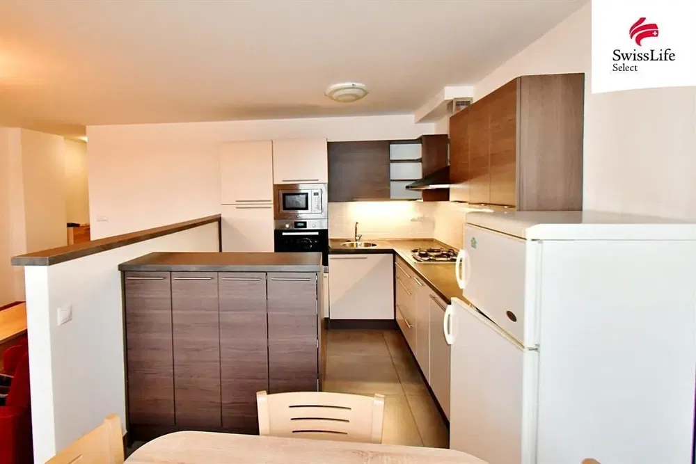 Obývací pokoj; dřevěná podlaha, přirozené světlo, moderní styl