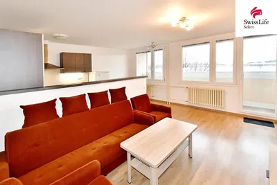 Obývací pokoj; dřevěná podlaha, přirozené světlo, moderní styl