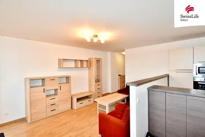 Obývací pokoj; dřevěná podlaha, přirozené světlo, moderní styl, vysoké stropy