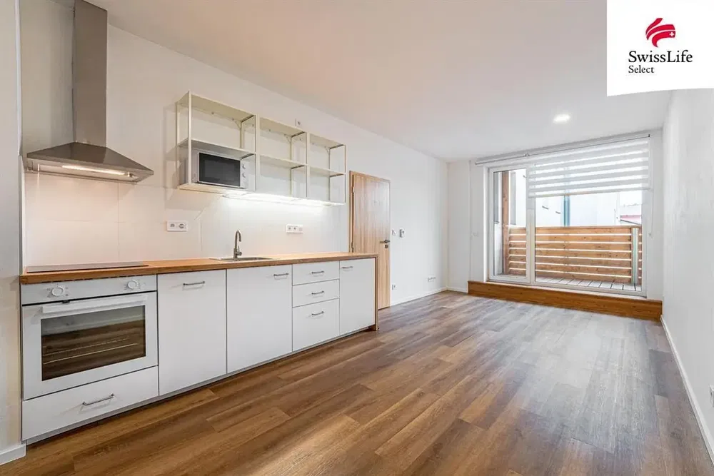 Salon; podłoga drewniana, światło dzienne, styl nowoczesny