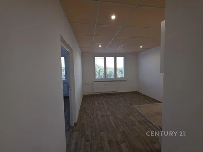 Keuken; keukenapparatuur, houten vloer, natuurlijk licht, moderne stijl