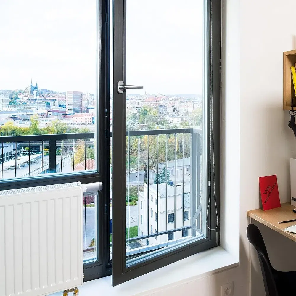 Kuchnia; sprzęt kuchenny, podłoga drewniana, światło dzienne, styl nowoczesny