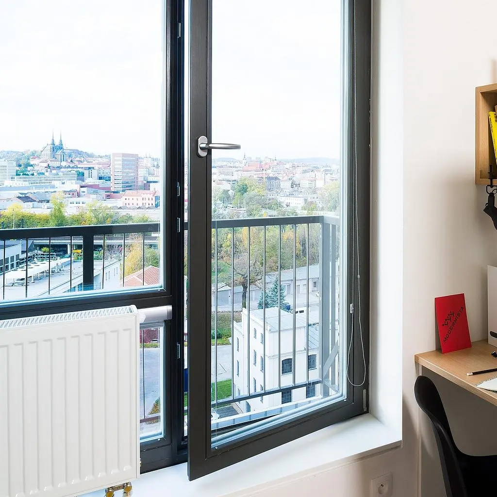 Kuchnia; sprzęt kuchenny, podłoga drewniana, światło dzienne, styl nowoczesny