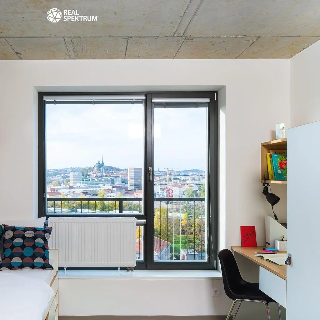 Kuchnia; sprzęt kuchenny, podłoga drewniana, światło dzienne, styl nowoczesny