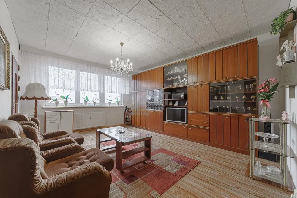 Woonkamer; houten vloer, natuurlijk licht, moderne stijl