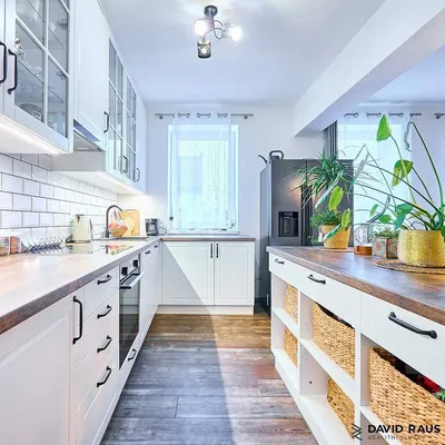 Keuken; keukenapparatuur, houten vloer, natuurlijk licht, moderne stijl