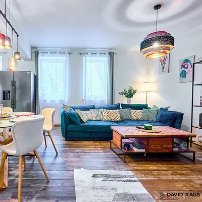 Mutfak; mutfak aletleri, ahşap zemin, doğal ışık, modern stil