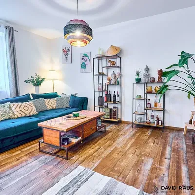 Woonkamer; houten vloer, natuurlijk licht, moderne stijl