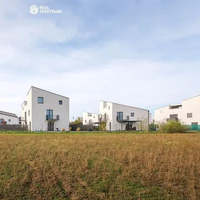 Kuchyňa; kuchynské spotrebiče, drevená podlaha, prirodzené svetlo, moderný štýl