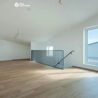 Kuchyňa; kuchynské spotrebiče, drevená podlaha, prirodzené svetlo, moderný štýl