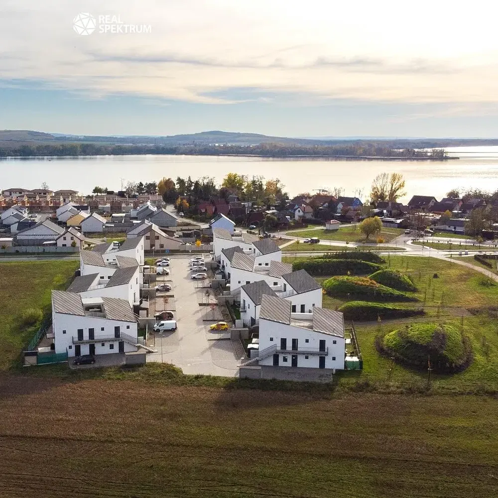 Kuchyňa; kuchynské spotrebiče, drevená podlaha, prirodzené svetlo, moderný štýl