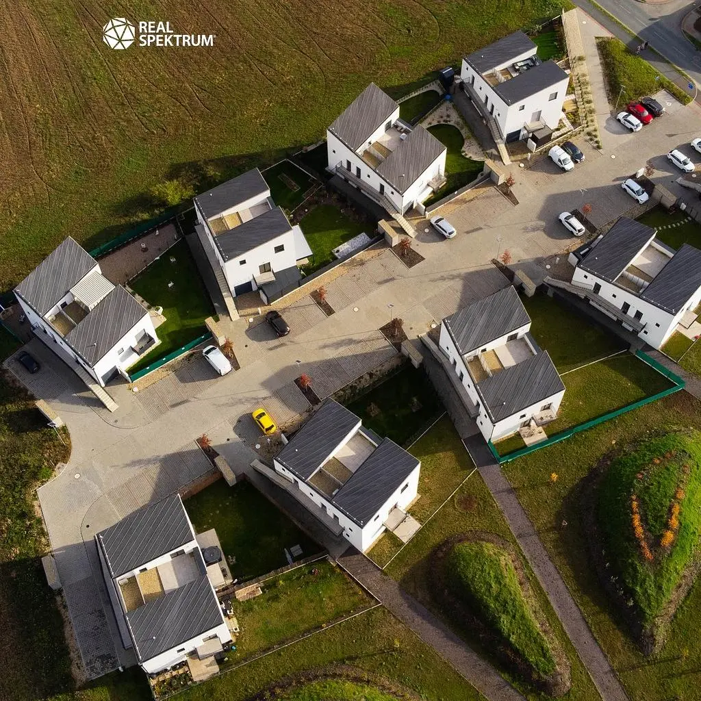 Kuchyňa; kuchynské spotrebiče, drevená podlaha, prirodzené svetlo, moderný štýl