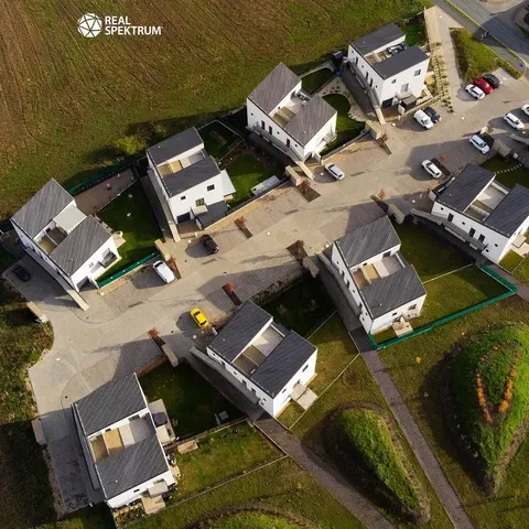 Кухиња; кухињски апарати, дрвени под, природно светло, модерни стил