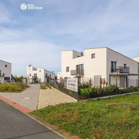 Кухиња; кухињски апарати, дрвени под, природно светло, модерни стил