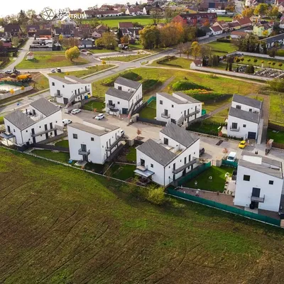 Küche; küchengeräte, holzboden, tageslicht, moderner stil