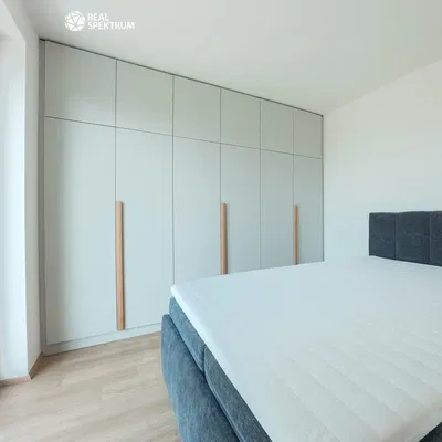 Küche; küchengeräte, holzboden, tageslicht, moderner stil