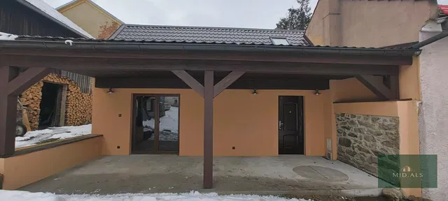 Кухня; кухненски уреди, дървен под, естествена светлина, модерен стил