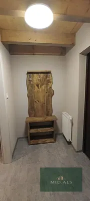 Oturma odası; ahşap zemin, doğal ışık, modern stil