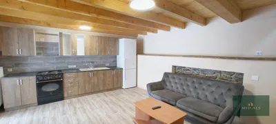 Mutfak; mutfak aletleri, ahşap zemin, doğal ışık, modern stil