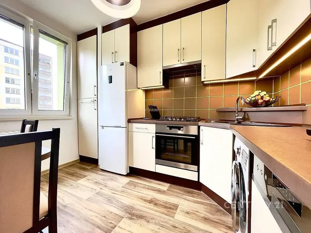 Cucina; elettrodomestici, pavimento in legno, luce naturale, stile moderno