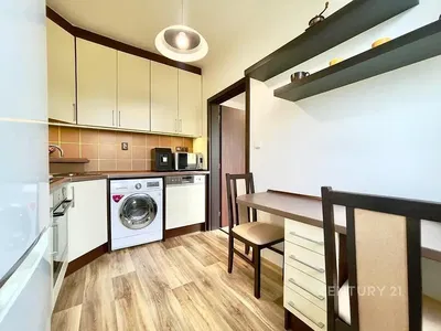 Cuisine; électroménager, parquet, lumière naturelle, style moderne