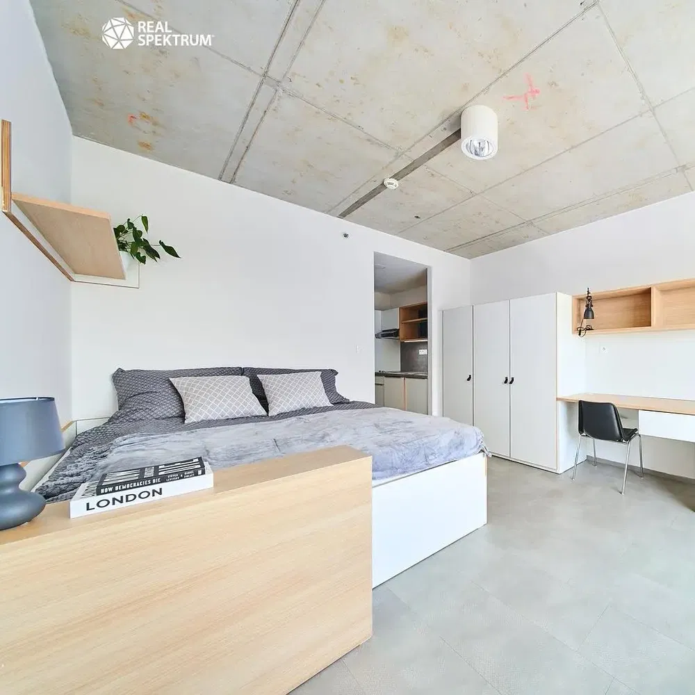 Kuchnia; sprzęt kuchenny, podłoga drewniana, światło dzienne, styl nowoczesny