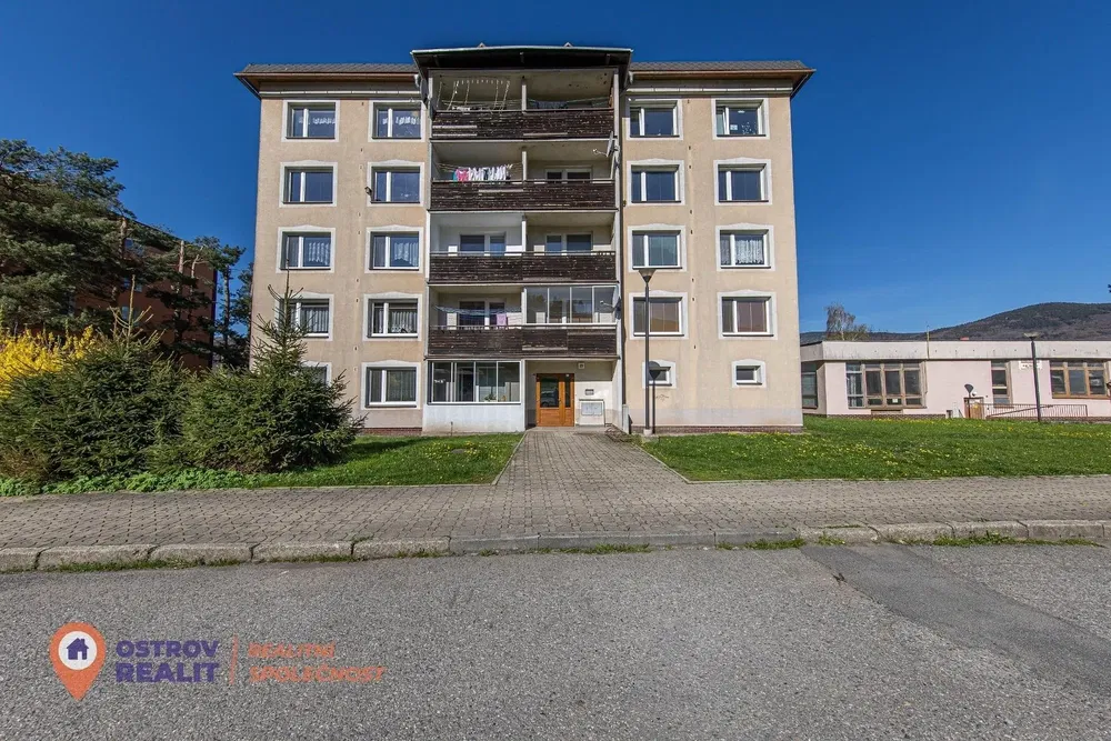 Wohnzimmer; holzboden, tageslicht, moderner stil, hohe decken