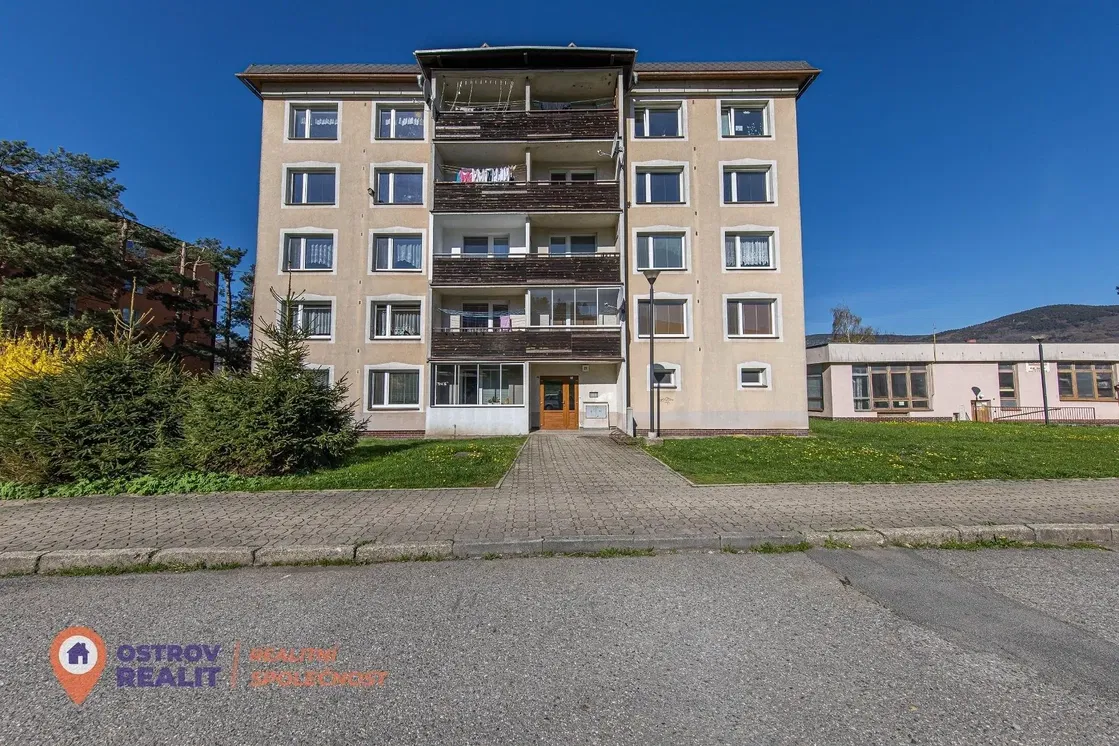 Wohnzimmer; holzboden, tageslicht, moderner stil, hohe decken