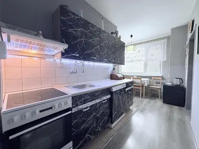 Küche; küchengeräte, holzboden, tageslicht, moderner stil