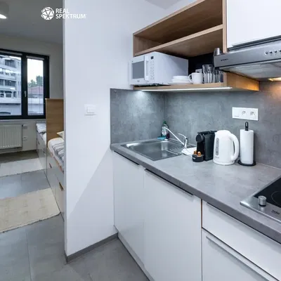 Кухня; кухненски уреди, дървен под, естествена светлина, модерен стил