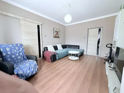 Wohnzimmer; holzboden, tageslicht, moderner stil, hohe decken