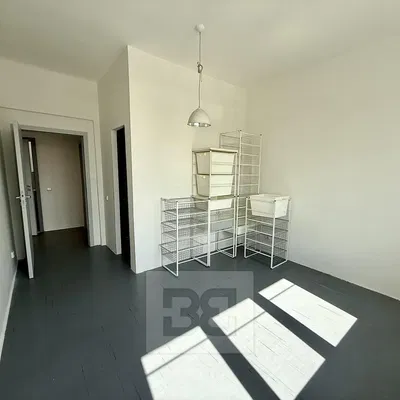 Kuchnia; sprzęt kuchenny, podłoga drewniana, światło dzienne, styl nowoczesny