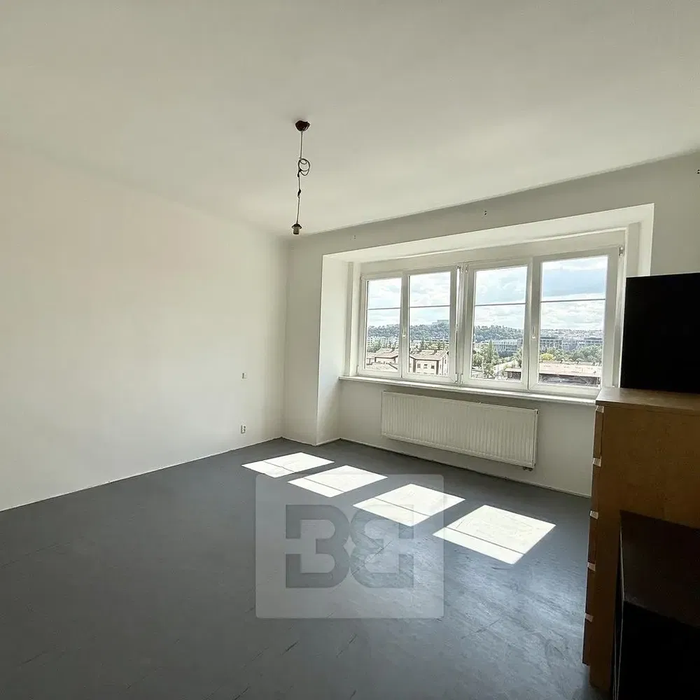 Salon; podłoga drewniana, światło dzienne, styl nowoczesny