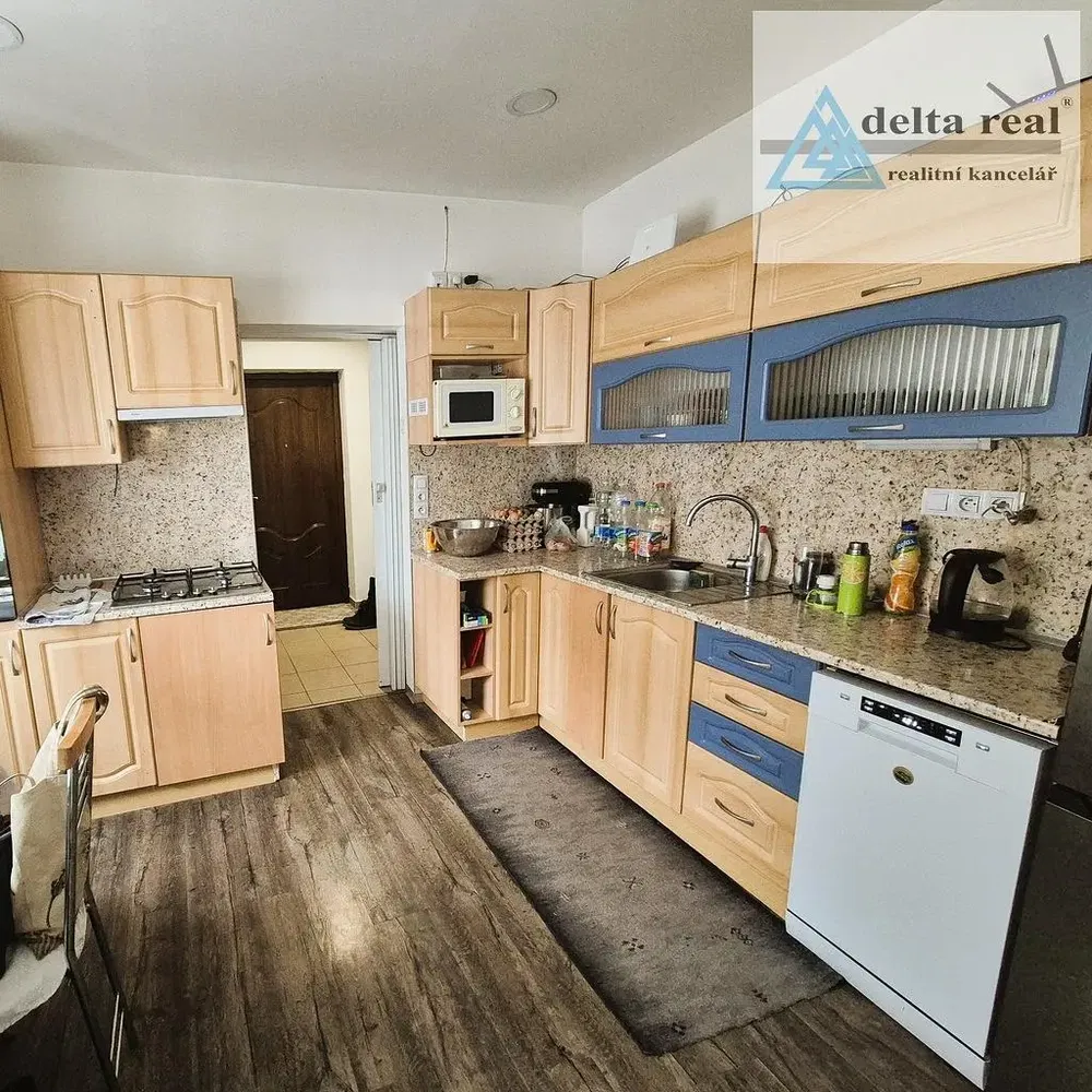 Keuken; keukenapparatuur, houten vloer, natuurlijk licht, moderne stijl