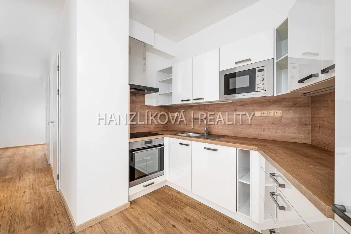 Cuisine; électroménager, parquet, lumière naturelle, style moderne