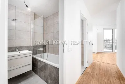 Salon; parquet, lumière naturelle, style moderne