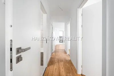 Salon; parquet, lumière naturelle, style moderne, hauteur sous plafond