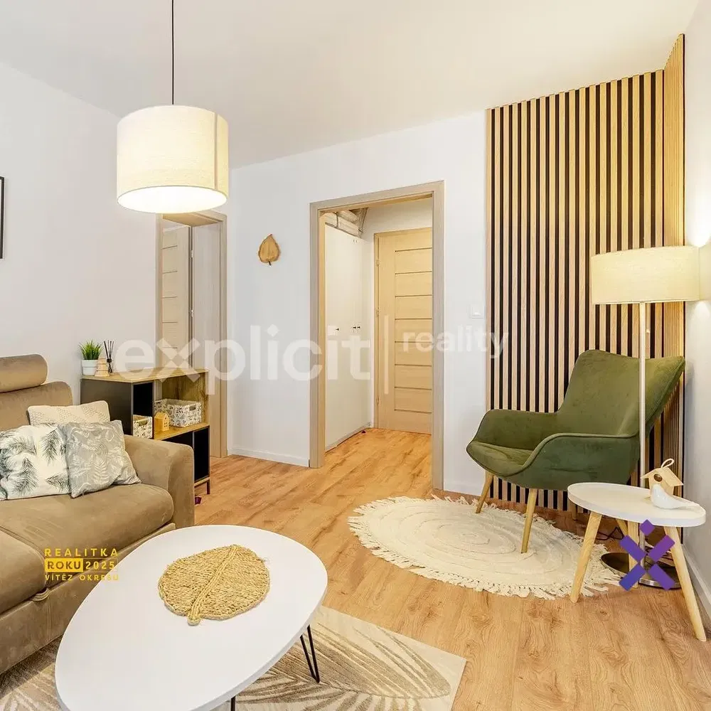 Kuhinja; kuhinjski aparati, drveni pod, prirodno svjetlo, moderni stil