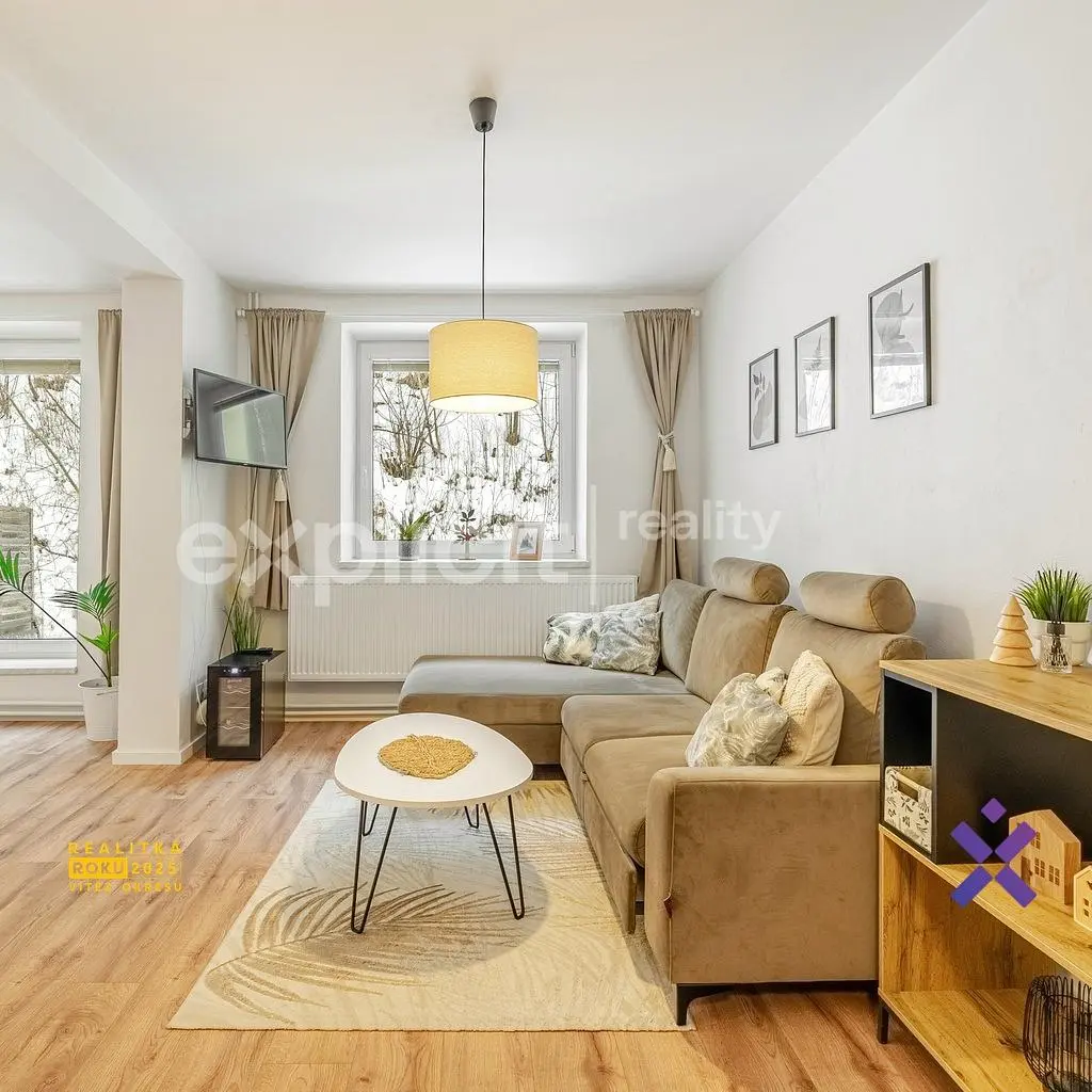 Kuhinja; kuhinjski aparati, drveni pod, prirodno svjetlo, moderni stil