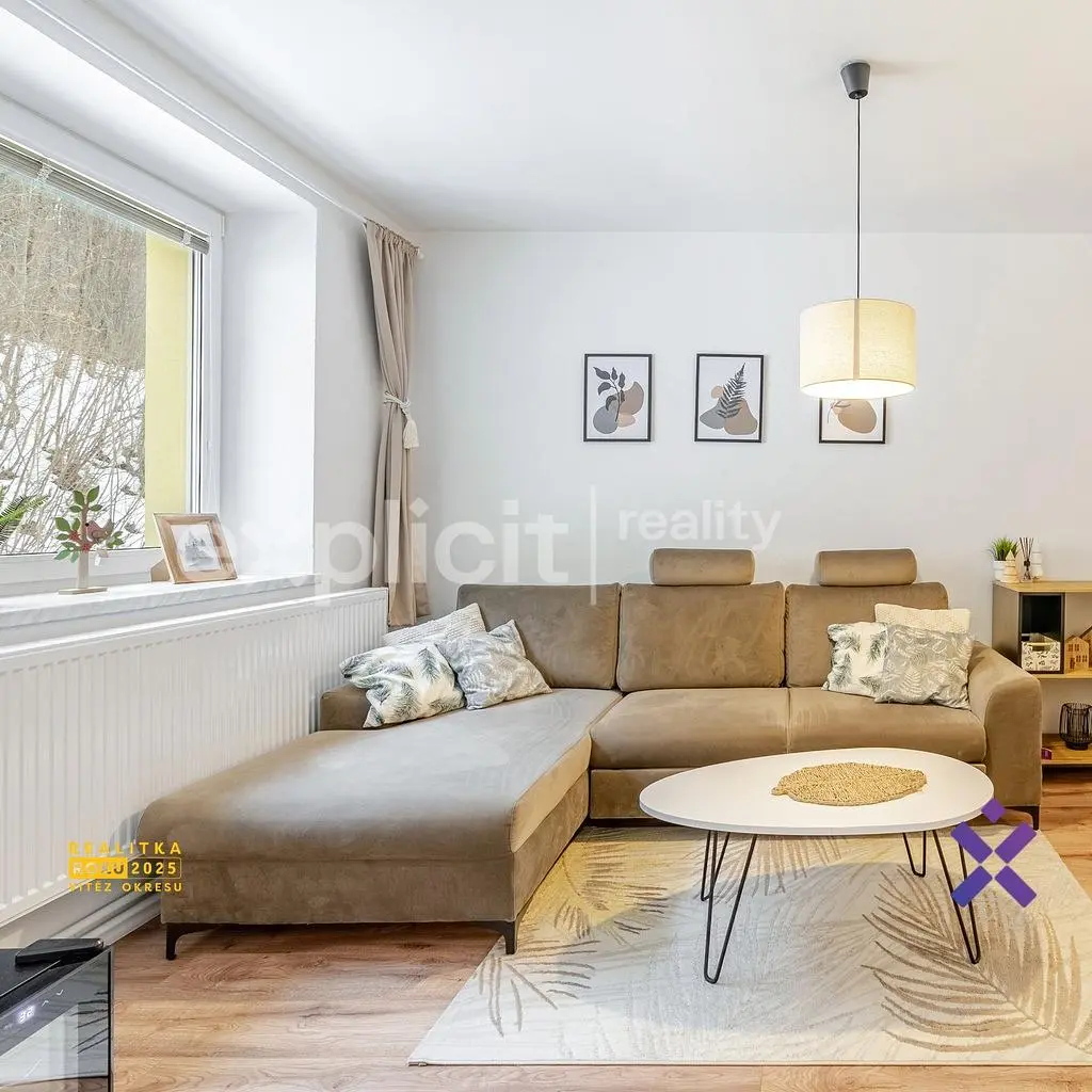 Kuhinja; kuhinjski aparati, drveni pod, prirodno svjetlo, moderni stil