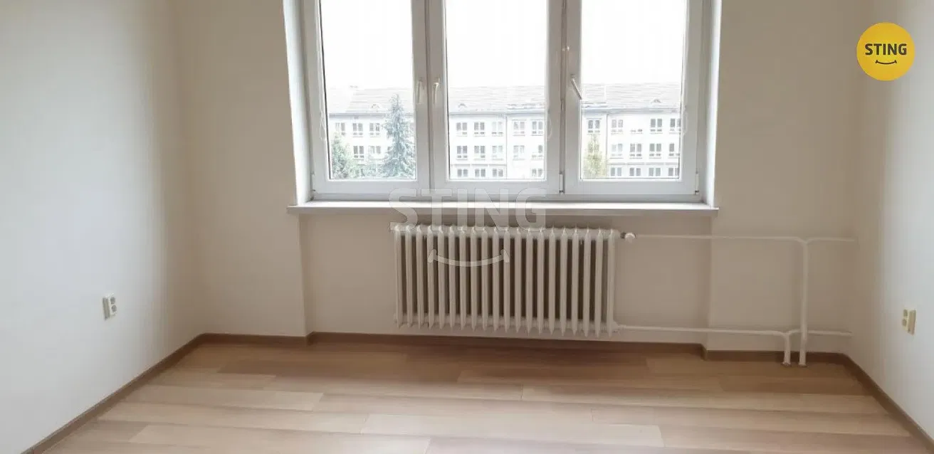 Wohnzimmer; holzboden, tageslicht, moderner stil, hohe decken