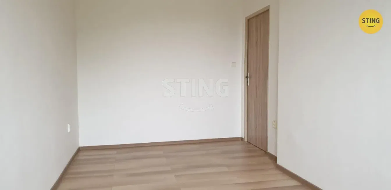 Wohnzimmer; holzboden, tageslicht, moderner stil